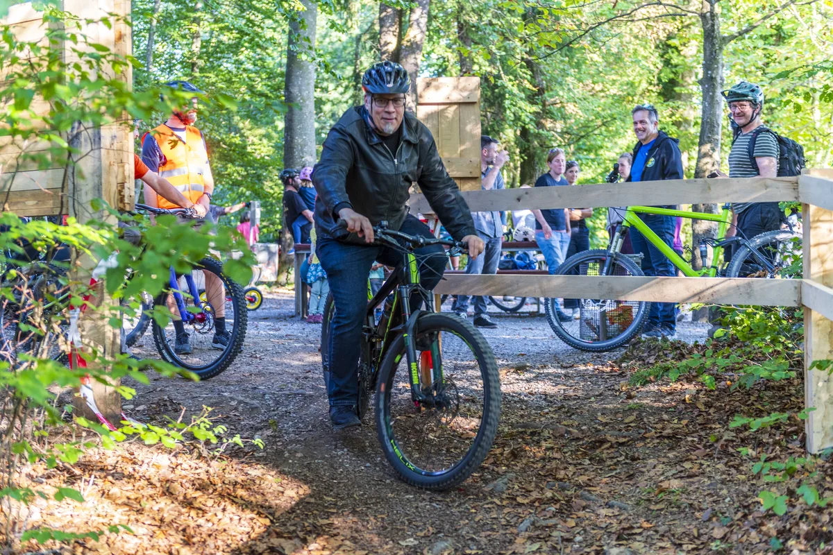 In Uster wurde der erste Biketrail im Hasenbüel-Wald offiziell eröffnet.